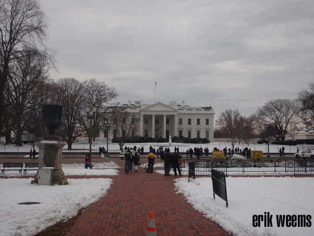 White House in SNow with crowds