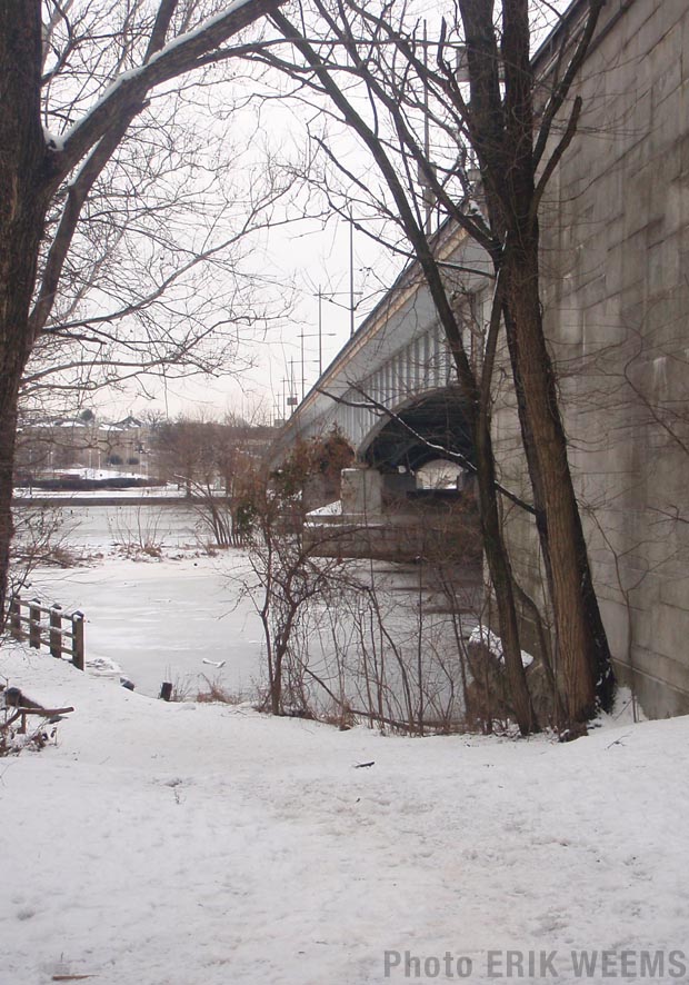 Beside Roosevelt Bridge in the snow