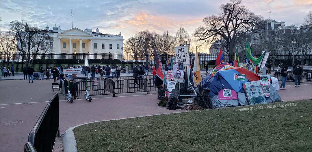 At the WHite House with tourists and protesters