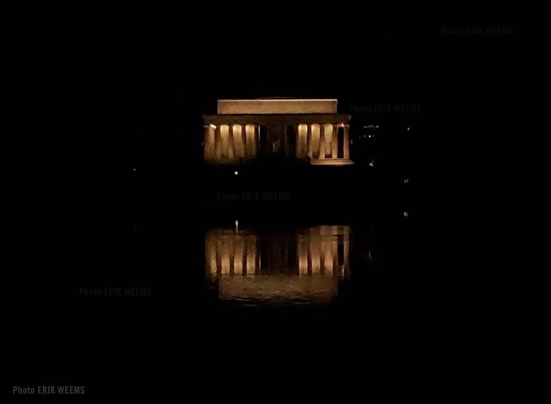 Night time at the Lincoln memorial