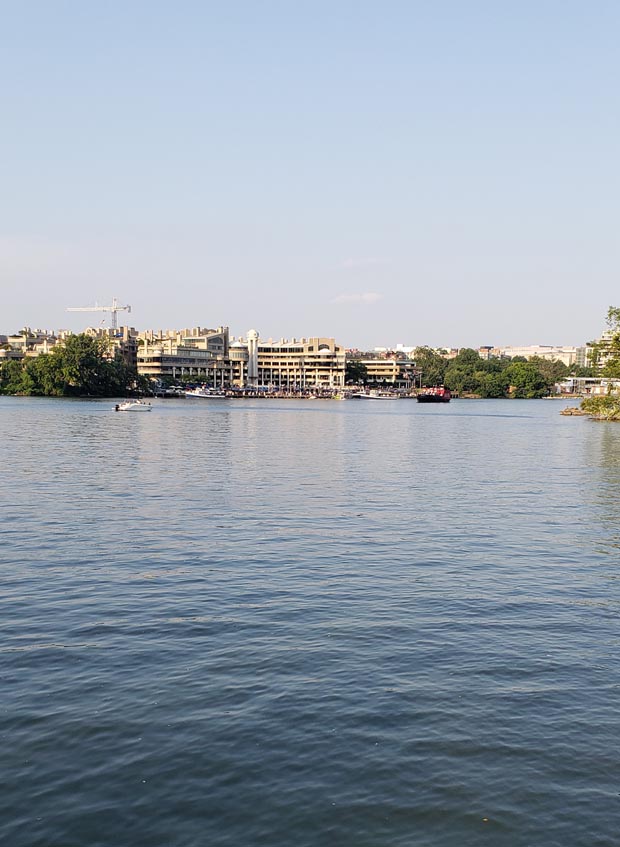 Click the photo to enlarge - The Potomac River at the Georgetown Channel area by Roosevelt Island The Potomac River at the Georgetown Channel area by Roosevelt Island