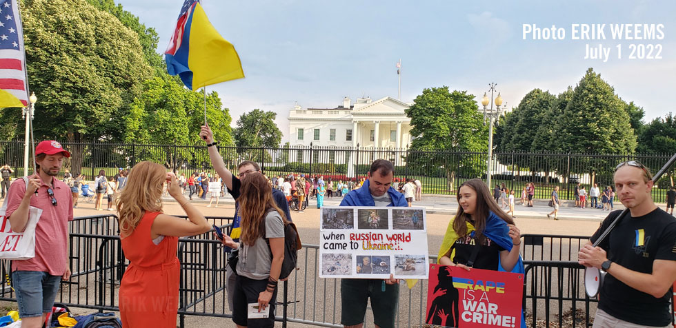 Ukraine signs at White House